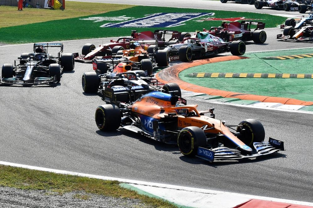 Szene beim Start in Monza: Daniel Ricciardo (vorn) setzt sich vor Max Verstappen durch.