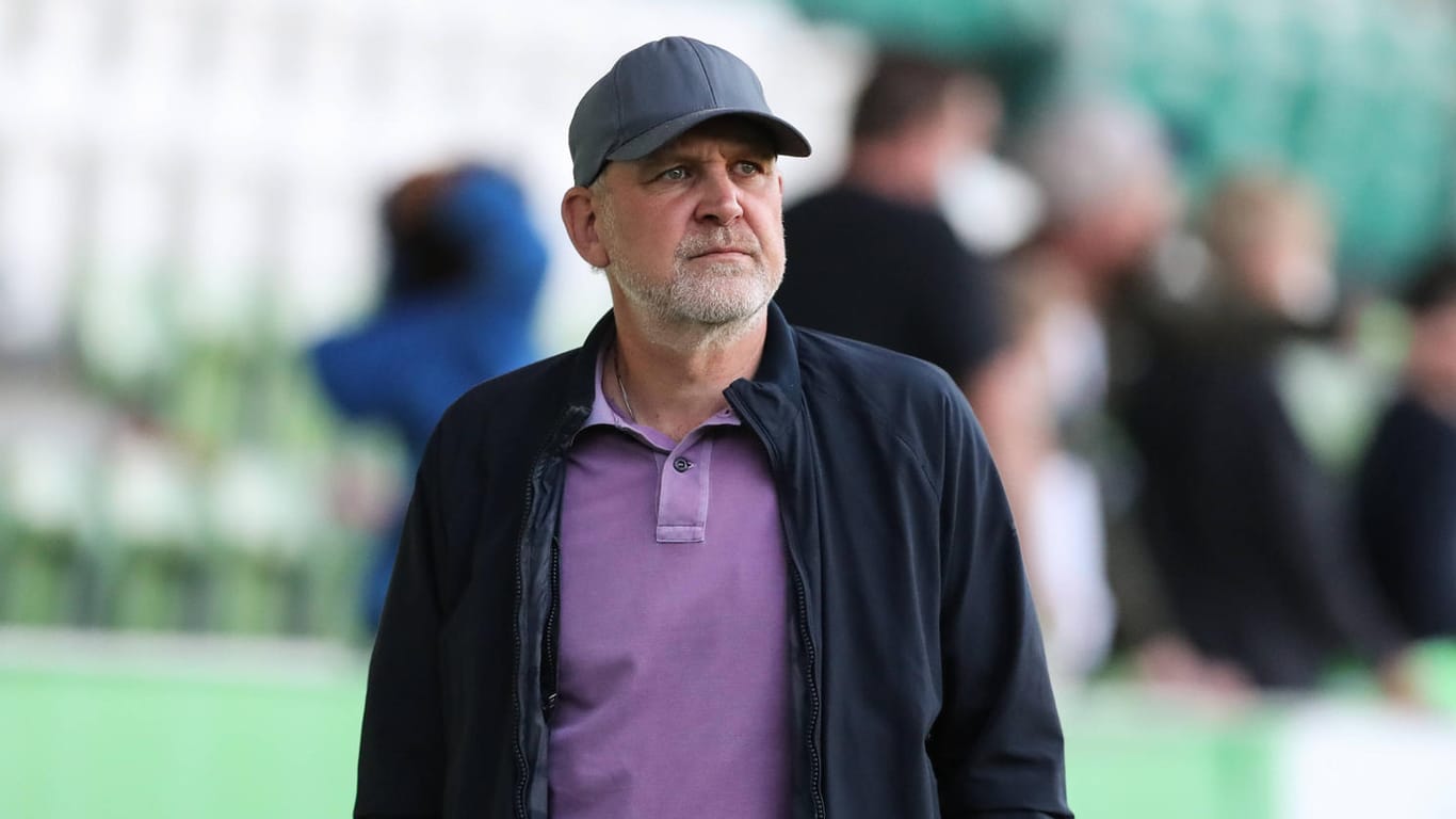 Wolfsburgs Manager Jörg Schmadtke: Die Entscheidung von Bundestrainer Hansi Flick bei Ridle Baku kann er in der Ausführung nicht verstehen.