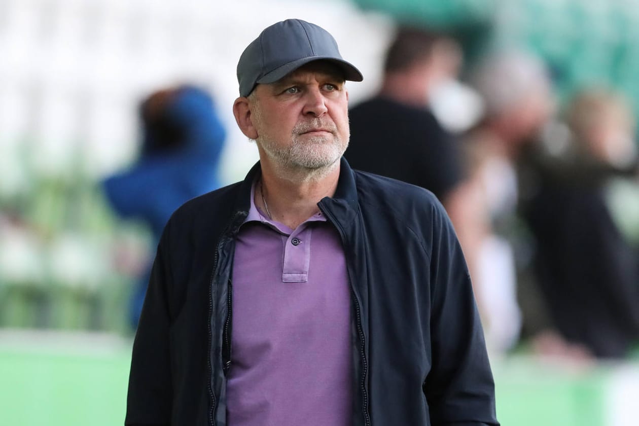 Wolfsburgs Manager Jörg Schmadtke: Die Entscheidung von Bundestrainer Hansi Flick bei Ridle Baku kann er in der Ausführung nicht verstehen.