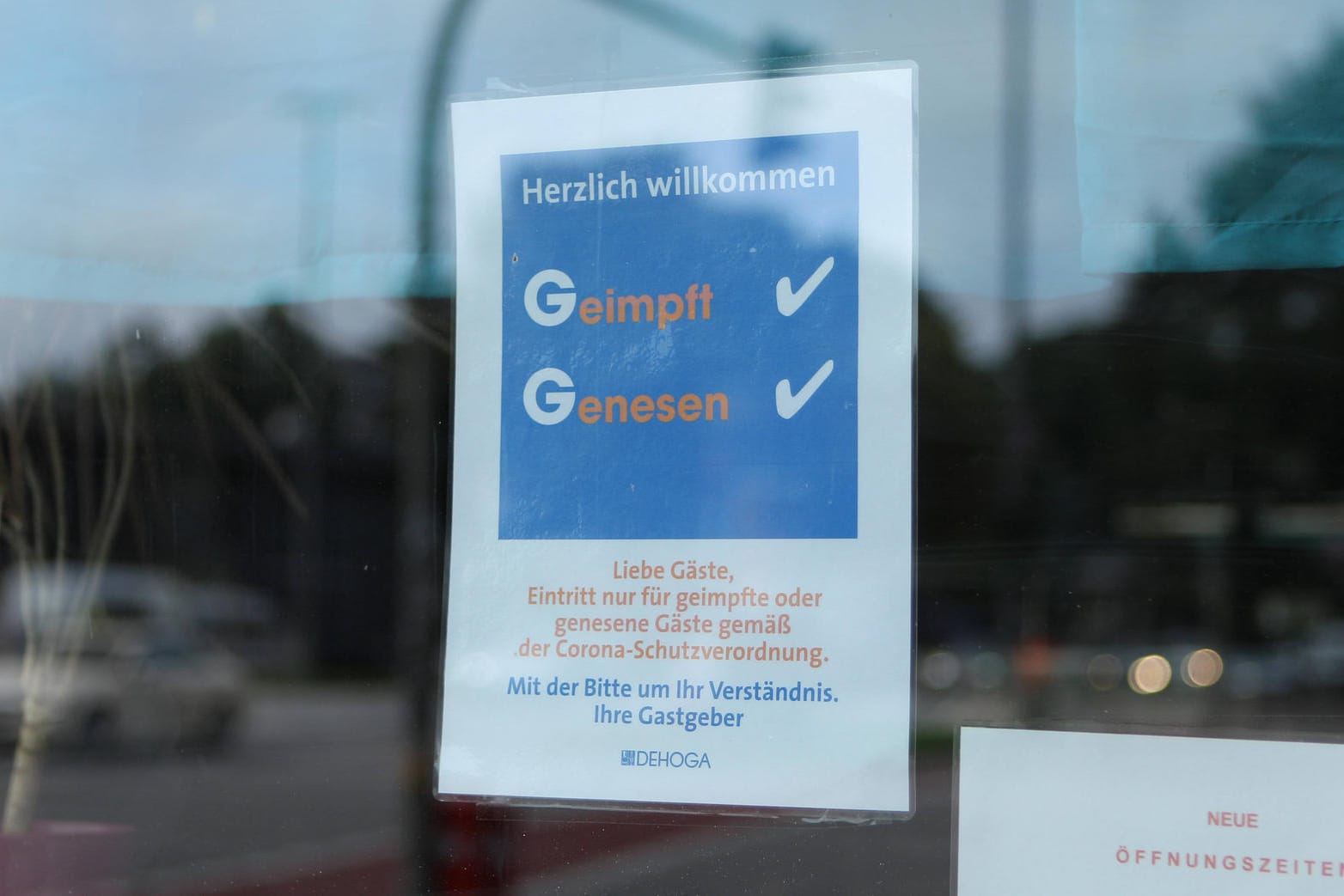 Im Fenster einer Eckkneipe hängt ein Zettel, der darauf hinweist, dass nur von Covid-19 genesenen oder gegen das Coronavirus geimpften Gästen Zutritt gewährt wird (Archivbild): Die 2G-Regel könnte auch in Hessen kommen.