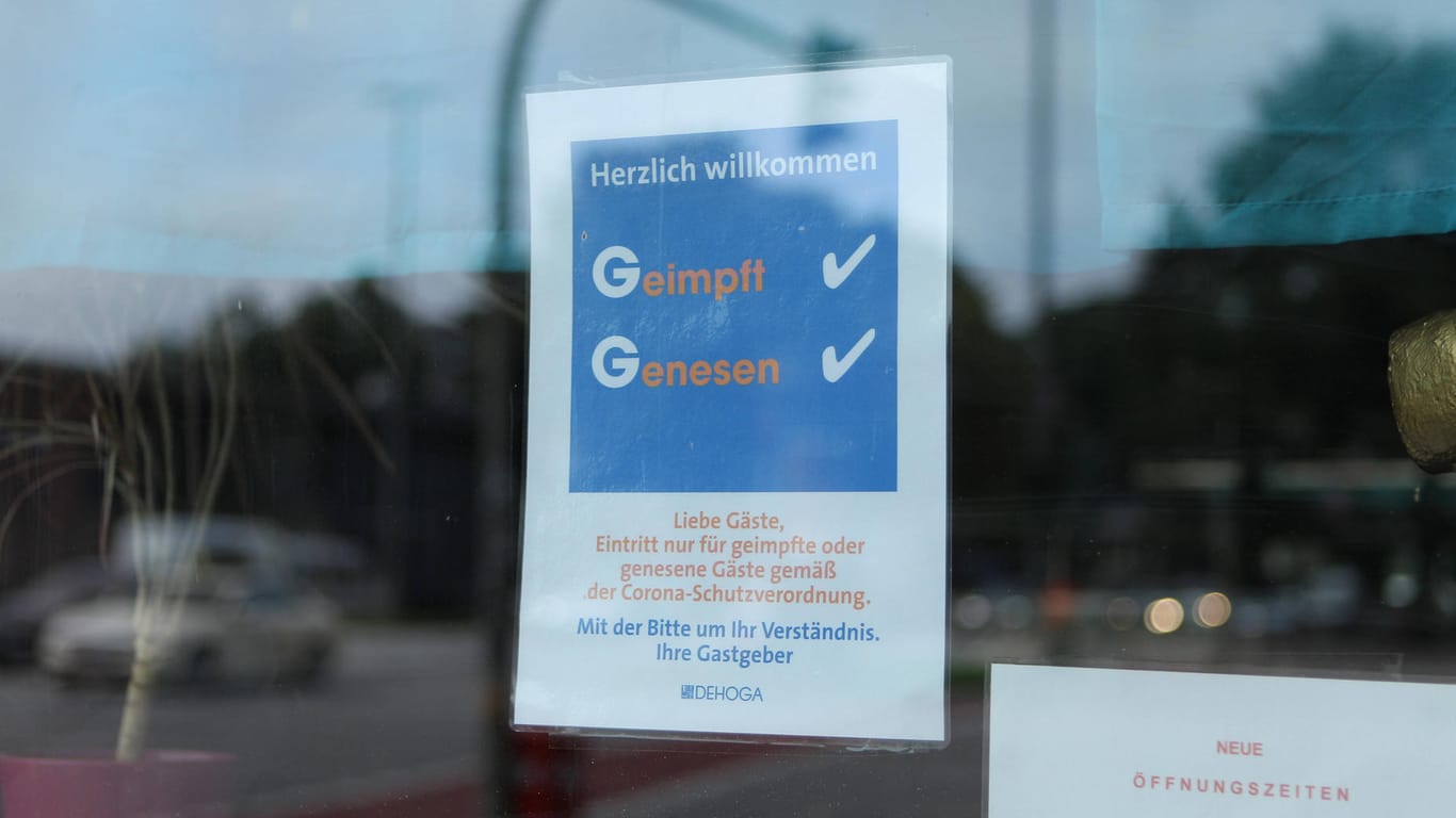 Im Fenster einer Eckkneipe hängt ein Zettel, der darauf hinweist, dass nur von Covid-19 genesenen oder gegen das Coronavirus geimpften Gästen Zutritt gewährt wird (Archivbild): Die 2G-Regel könnte auch in Hessen kommen.