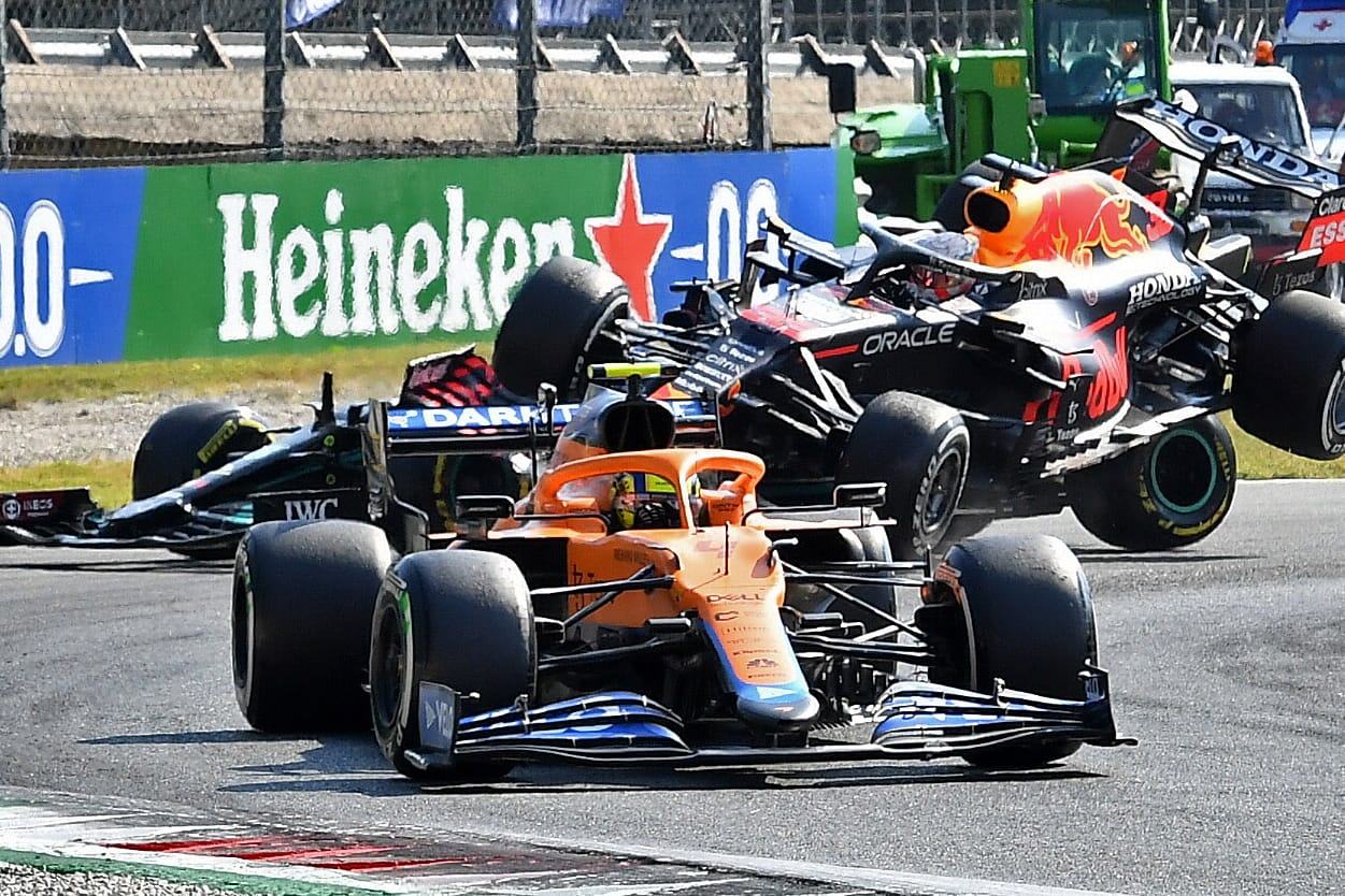 Die Szene des Crashs: Verstappen und Hamilton (hinten) schießen sich gegenseitig ab.