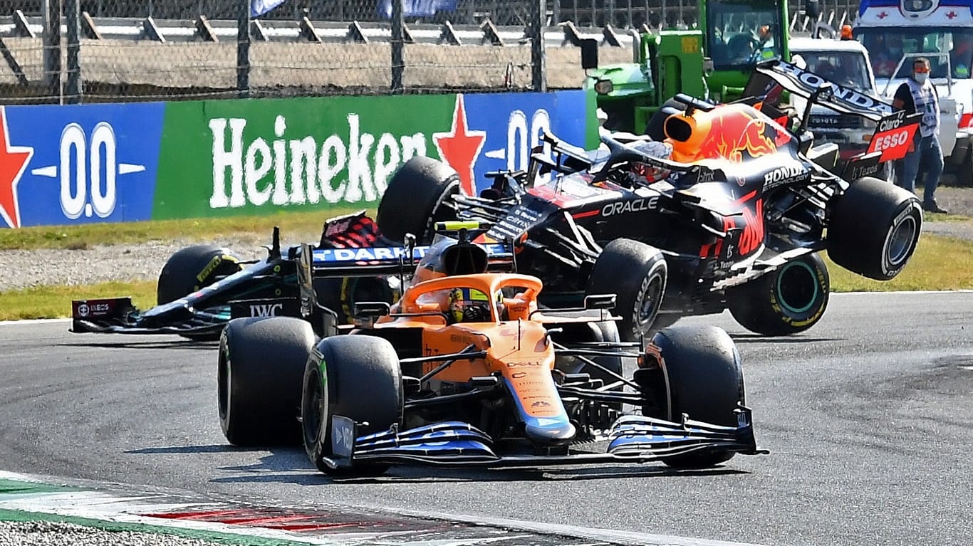 Die Szene des Crashs: Verstappen und Hamilton (hinten) schießen sich gegenseitig ab.