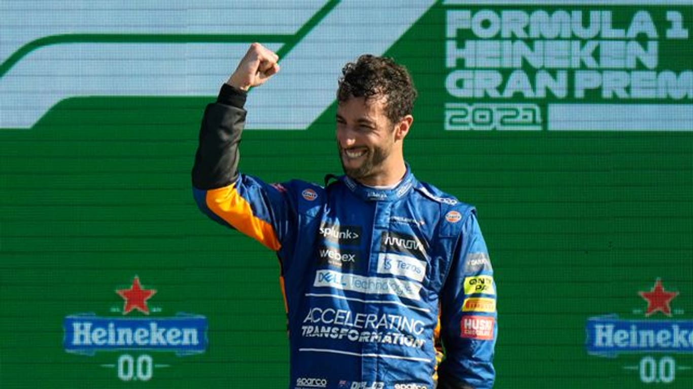 Der Australier Daniel Ricciardo feiert seinen Rennerfolg mit geballter Faust bei der Siegerehrung.
