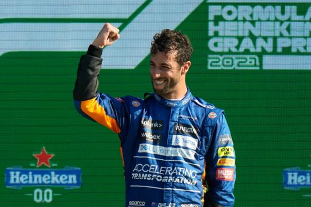 Der Australier Daniel Ricciardo feiert seinen Rennerfolg mit geballter Faust bei der Siegerehrung.