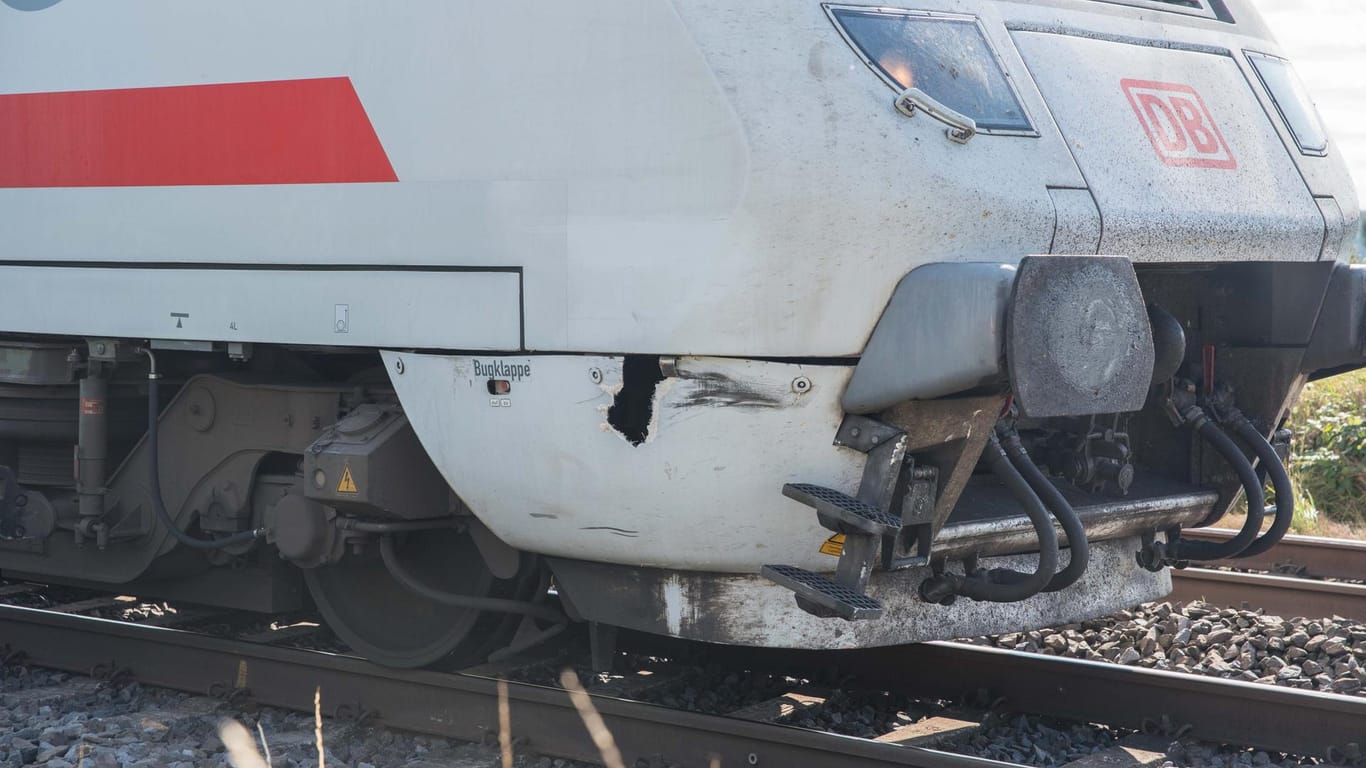 Der beschädigte IC in Wesseling: Der Zug konnte nicht mehr rechtzeitig bremsen und erfasste einen Radfahrer auf einem Bahnübergang.