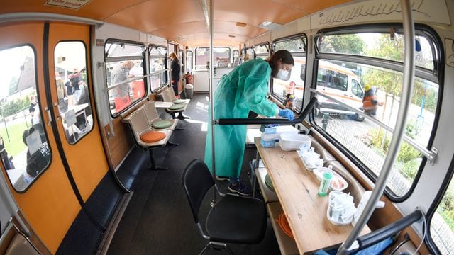 Impfungen in einem stillgelegten Schwebebahnwagen in Wuppertal Impfungen in einem stillgelegten Schwebebahnwagen in Wuppertal