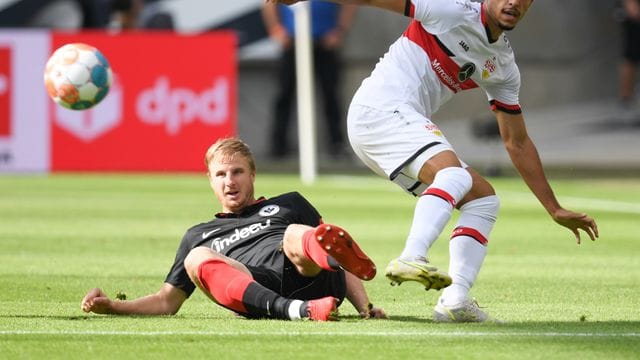 Frankfurts Martin Hinteregger (l) und Stuttgarts Omar Marmoush kämpfen um den Ball. Frankfurts Martin Hinteregger (l) und Stuttgarts Omar Marmoush kämpfen um den Ball.