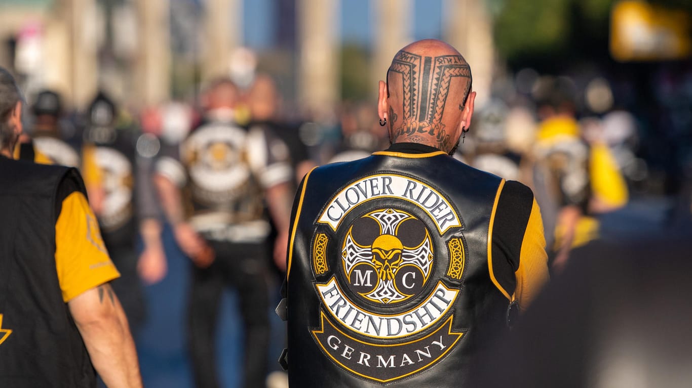 Am Rande eines Motorradkorso stehen Teilnehmer mit Kutten mit der Aufschrift "Clover Rider Friendship Germany": Etwa gegen ein Kuttenverbot hatten Tausende Rocker in der Hauptstadt demonstriert.