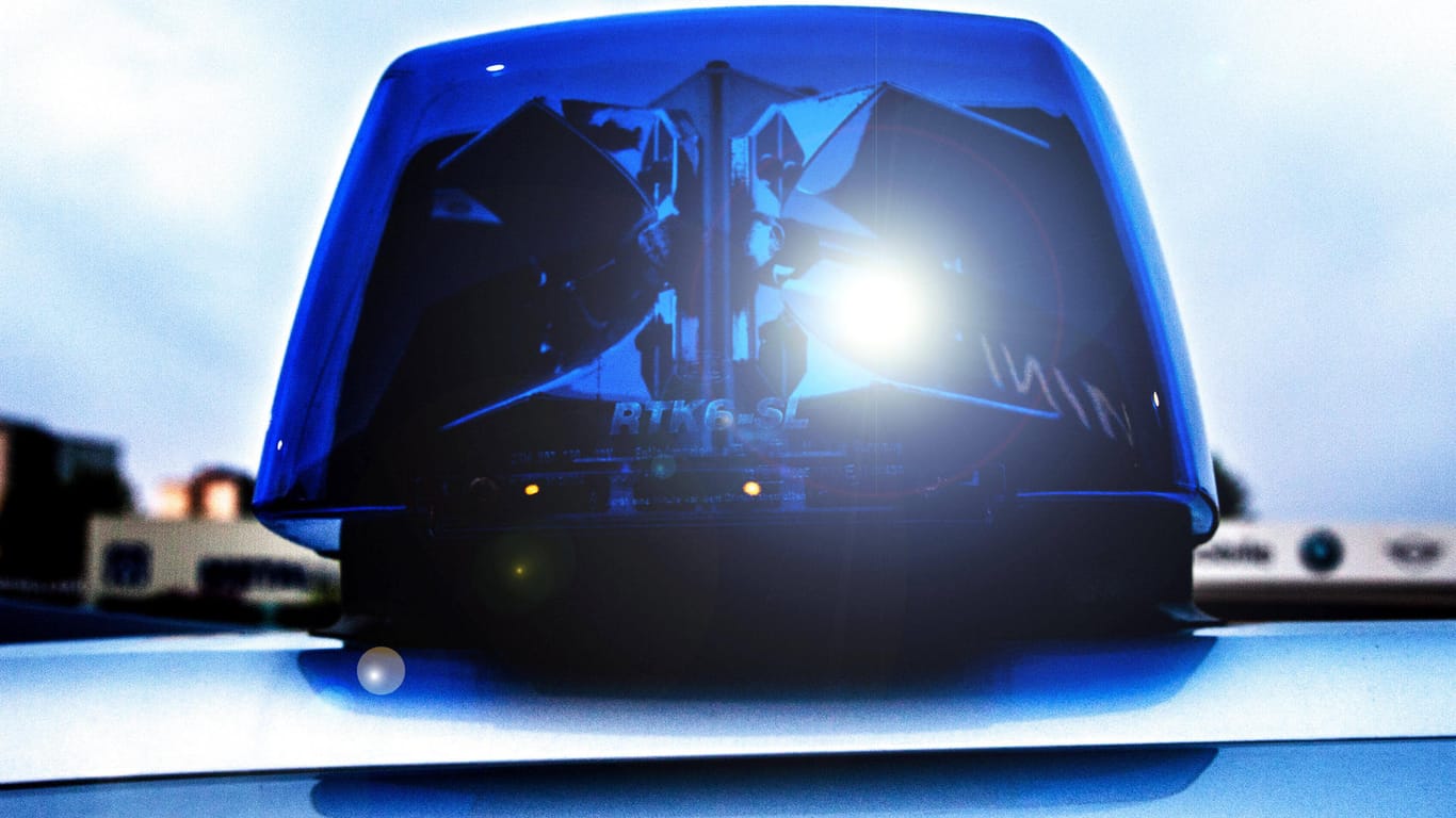 Ein Streifenwagen mit Blaulicht (Symbolbild): In Schleswig-Holstein endete eine Autofahrt für einen 64-Jährigen tödlich.