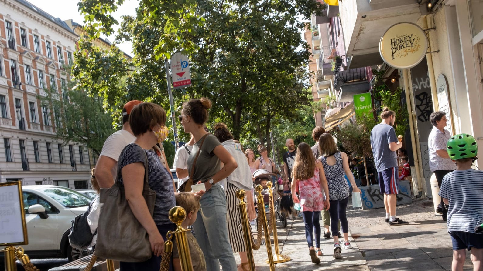 Kunden stehen am Kunden stehen am beliebten Eisladen Hokey Pokey in der Stargarder Strasse in Prenzlauer Berg an: In zwei der Filialen in Berlin ist eingebrochen worden. Eiladen Hokey Pokey in der Stargarder Strasse in Prenzlauer Berg an. Anstehen am Eisladen ***