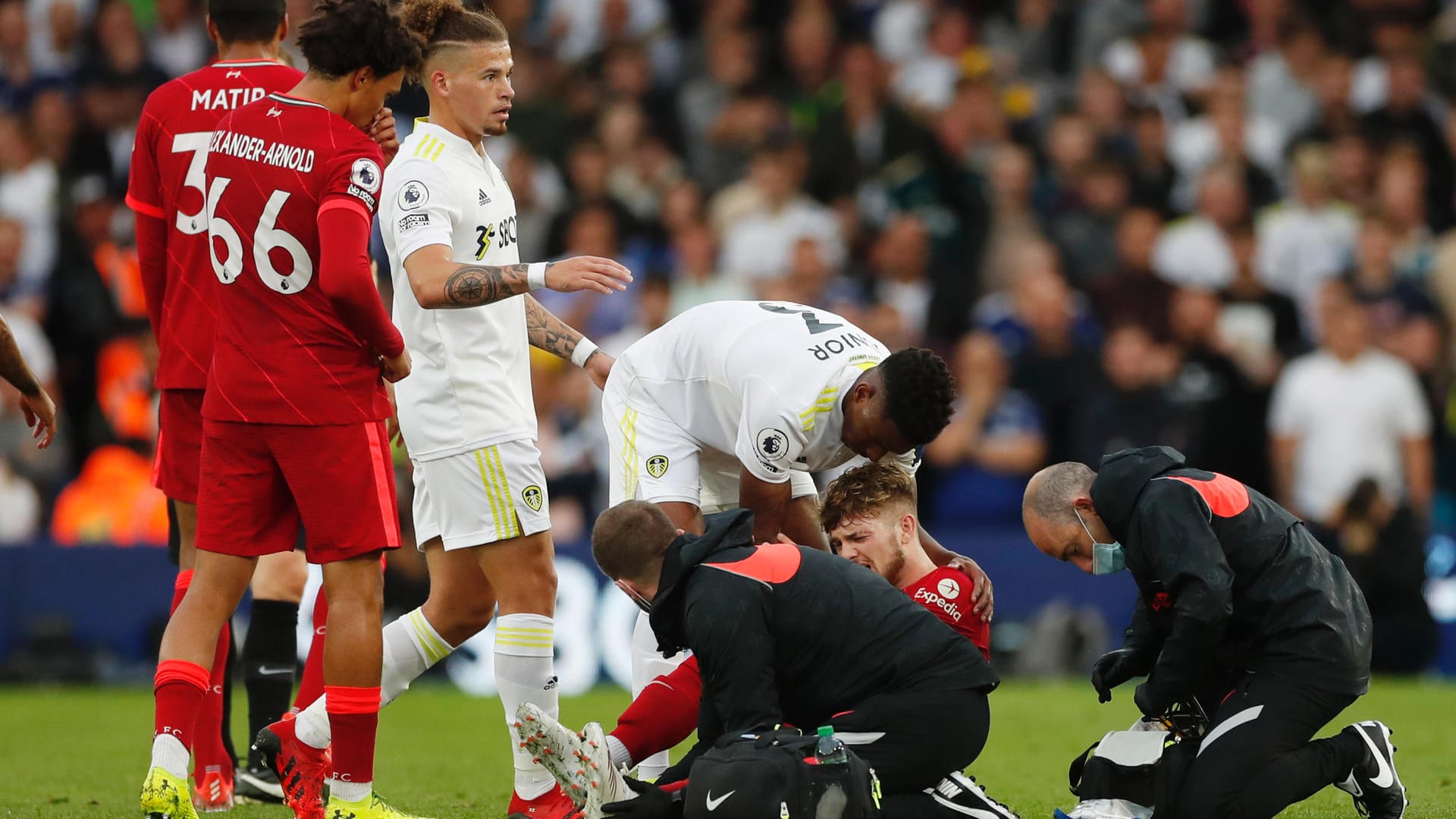 Liverpools Harvey Elliott: Das Top-Talent musste mit einer Trage vom Feld gebracht werden.