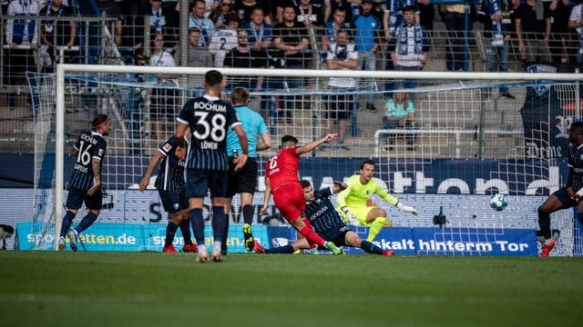 Suat Serdar (M) trifft beim 1:3-Auswärtserfolg von Hertha BSC beim VfL Bochum doppelt - hier erzielt er das 0:1.