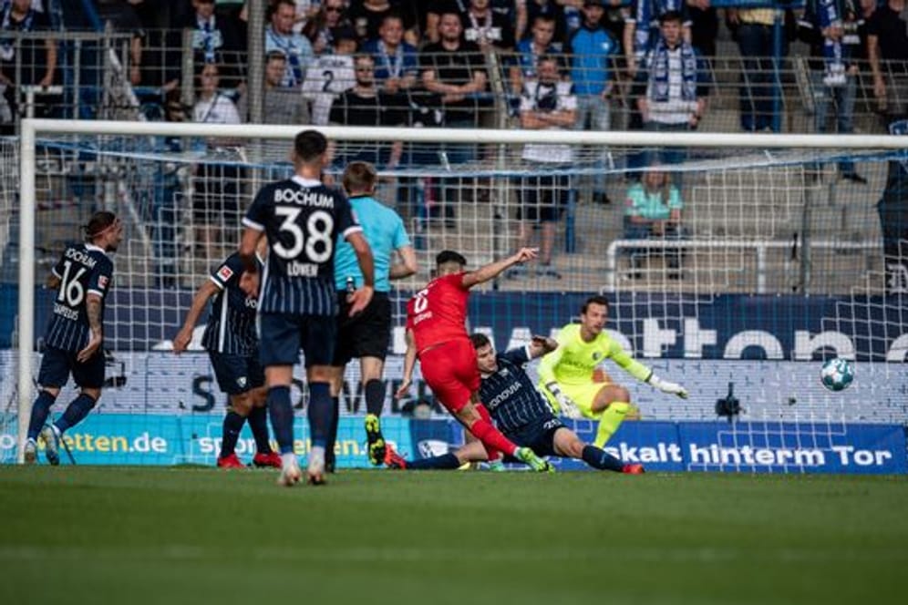 Suat Serdar (M) trifft beim 1:3-Auswärtserfolg von Hertha BSC beim VfL Bochum doppelt - hier erzielt er das 0:1.