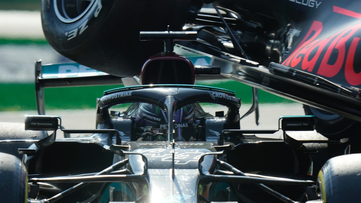 Glück im Unglück: Der Hinterreifen von Verstappens Red Bull (oben) über dem Cockpit von Lewis Hamilton (unten). Um Hamiltons Helm erkennbar: Das "Halo", der "Heiligenschein".