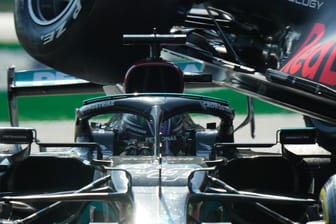 Glück im Unglück: Der Hinterreifen von Verstappens Red Bull (oben) über dem Cockpit von Lewis Hamilton (unten). Um Hamiltons Helm erkennbar: Das "Halo", der "Heiligenschein".
