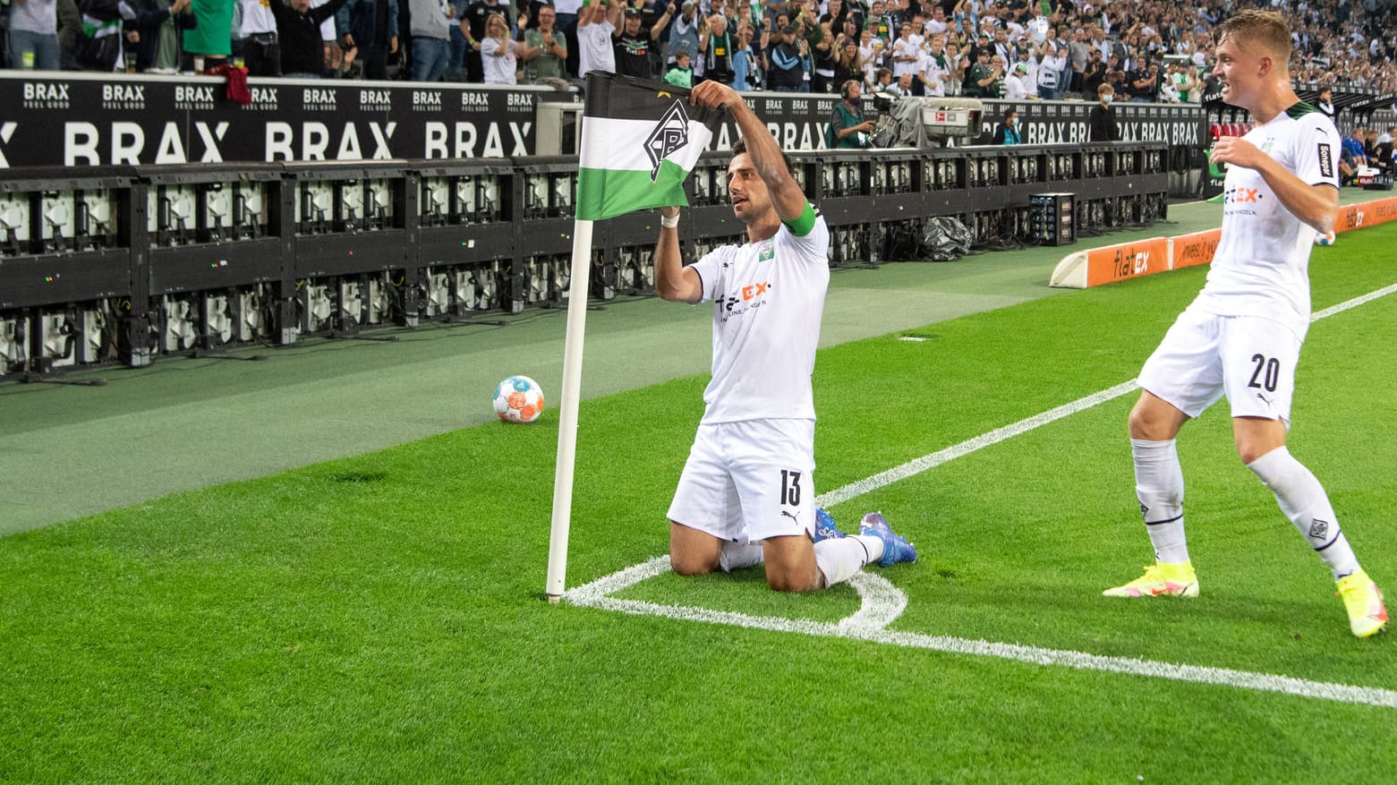 Gladbachs Doppel-Torschütze Stindl (M.) jubelt über seine Tore.