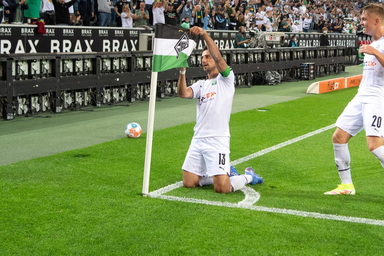 Gladbachs Doppel-Torschütze Stindl (M.) jubelt über seine Tore.