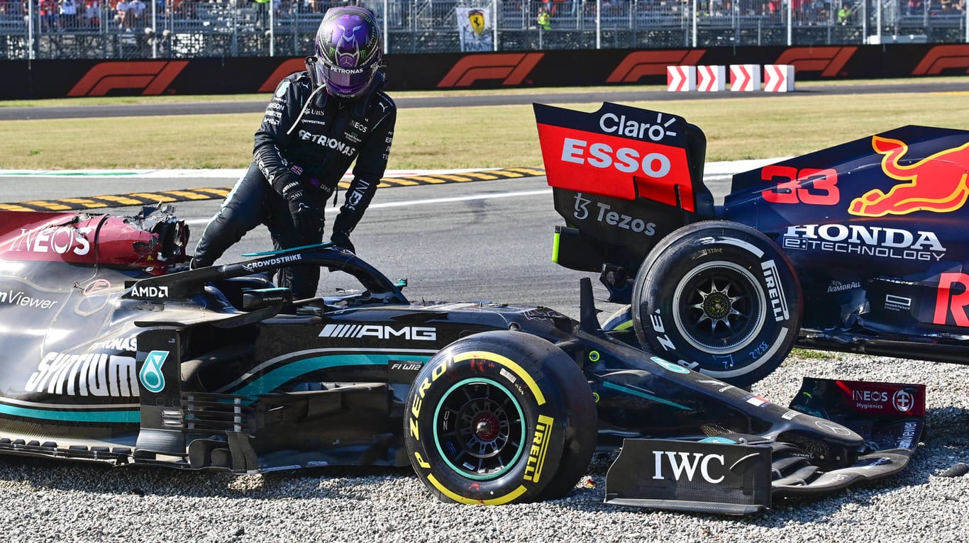 Nach dem Crash: Lewis Hamilton steigt aus seinem beschädigten Mercedes.