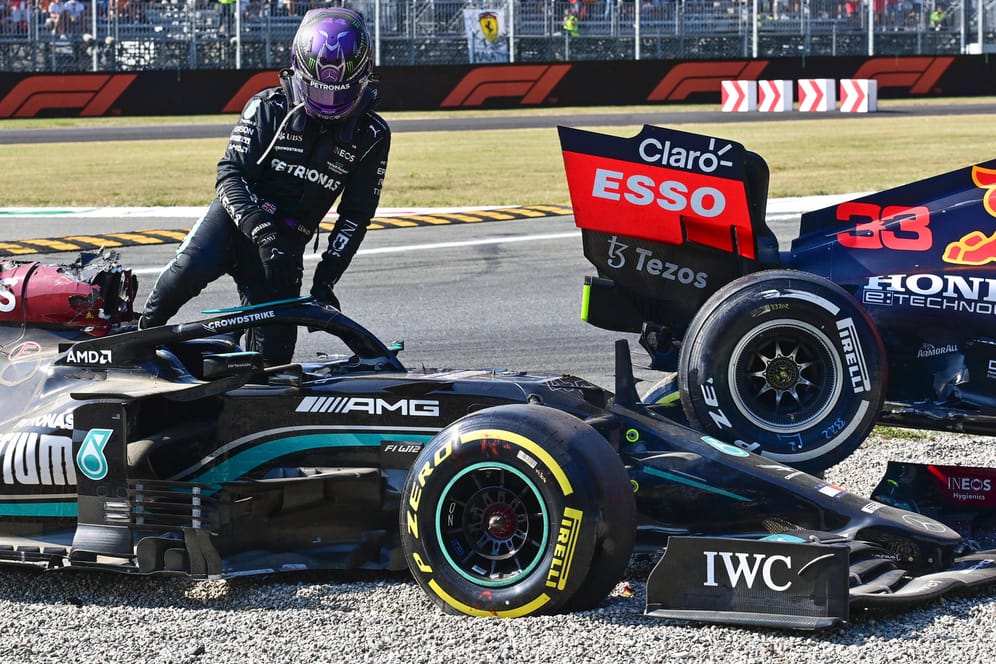 Nach dem Crash: Lewis Hamilton steigt aus seinem beschädigten Mercedes.