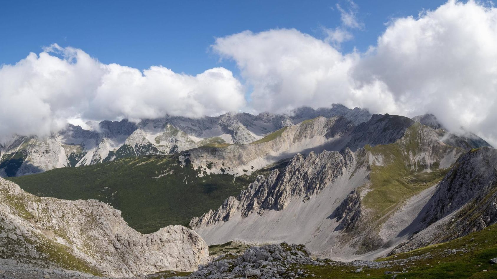 Das Karwendelgebirge in Tirol (Archivbild). Es beliebt bei Wanderern. Eine Deutsche kam bei einer Tour ums Leben. Das Karwendelgebirge in Tirol (Archivbild). Es beliebt bei Wanderern. Eine Deutsche kam bei einer Tour ums Leben.