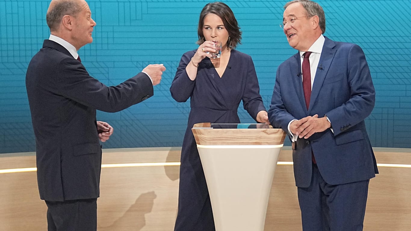 Vorher wurde noch gelacht, später flogen die Fetzen: Die drei Kanzlerkandidaten Scholz, Baerbock und Laschet (r.) im TV-Studio.