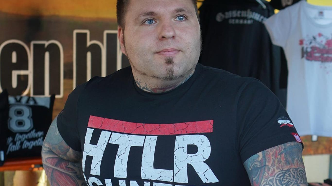 Tommy Frenck mit "Hitlerschnitzel"-Shirt beim Festival "Schild und Schwert".