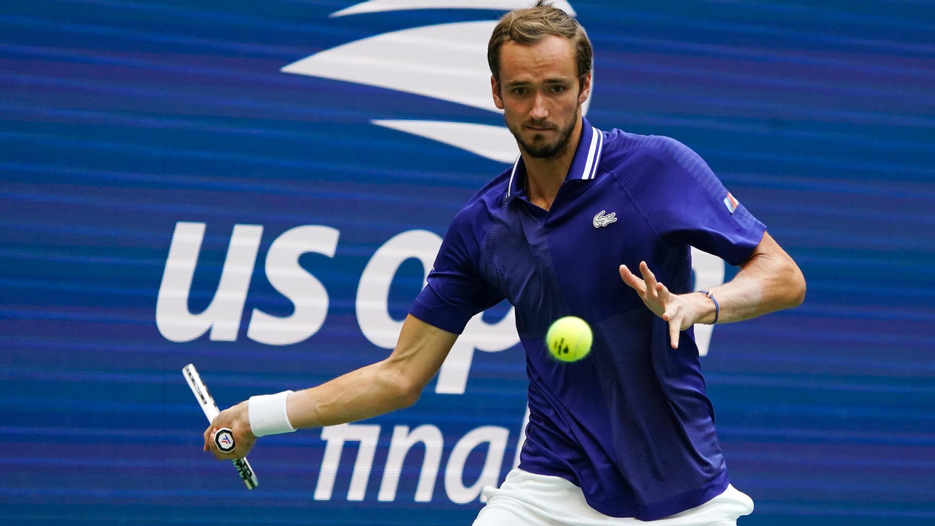 Daniil Medwedew schlägt im Finale der US Open den Ball zurück. Er gewann gegen den Favoriten Novak Djokovic.