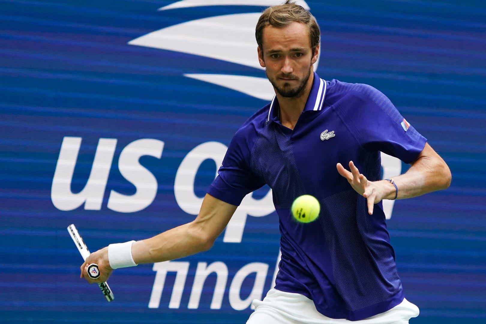 Daniil Medwedew schlägt im Finale der US Open den Ball zurück. Er gewann gegen den Favoriten Novak Djokovic.