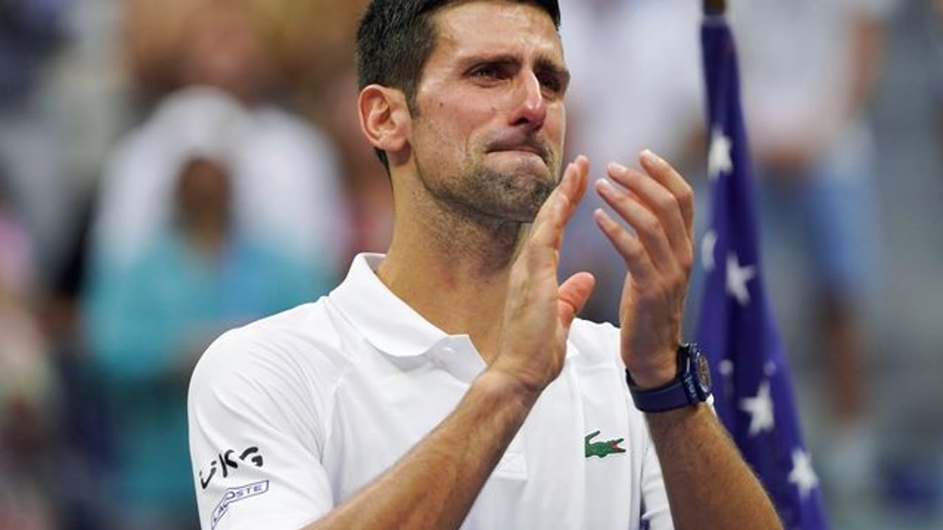 Ein geschlagener Novak Djokovic konnte die Tränen nicht zurückhalten.