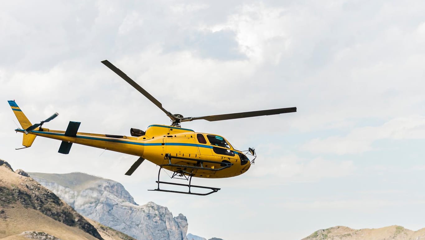 Ein Hubschrauber fliegt über Pyrenäen in Frankreich (Symbolbild). Bei einem Absturz eines Rettungshubschraubers gab es einen Toten.