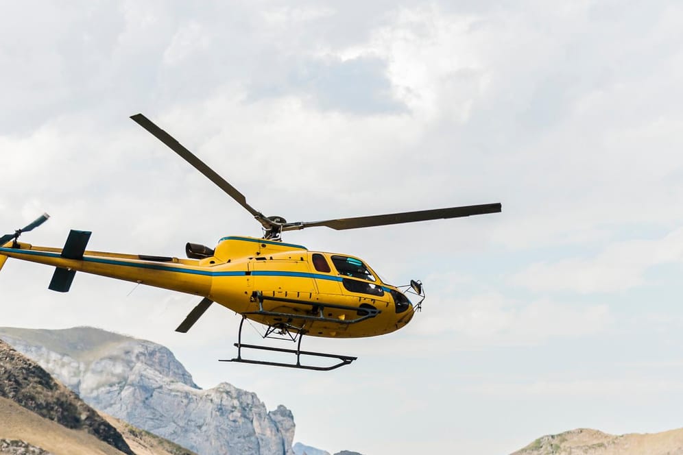 Ein Hubschrauber fliegt über Pyrenäen in Frankreich (Symbolbild). Bei einem Absturz eines Rettungshubschraubers gab es einen Toten.