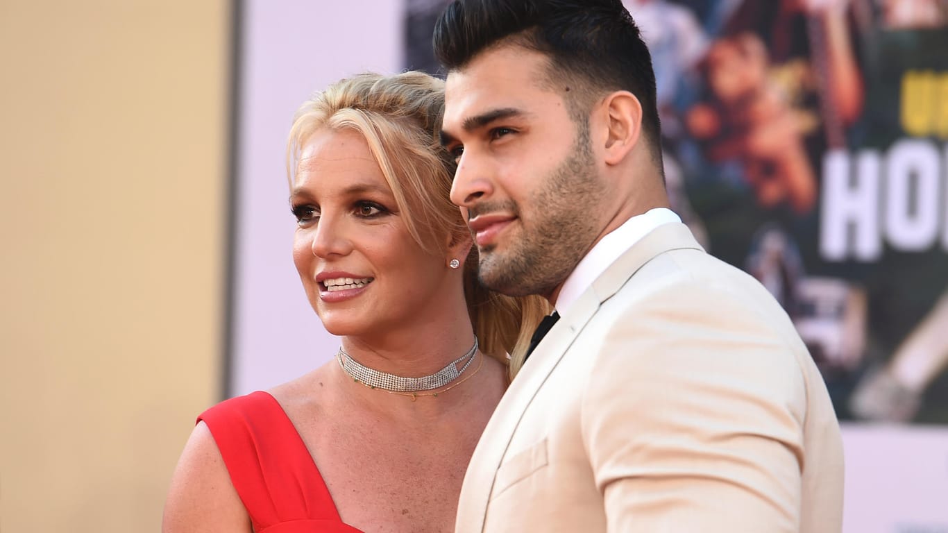 Britney Spears und Sam Asghari bei einer Filmpremiere in Los Angeles (Archivbild). Das Paar hat sich jetzt verlobt.