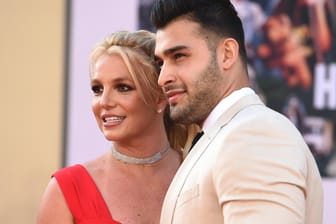 Britney Spears und Sam Asghari bei einer Filmpremiere in Los Angeles (Archivbild). Das Paar hat sich jetzt verlobt.
