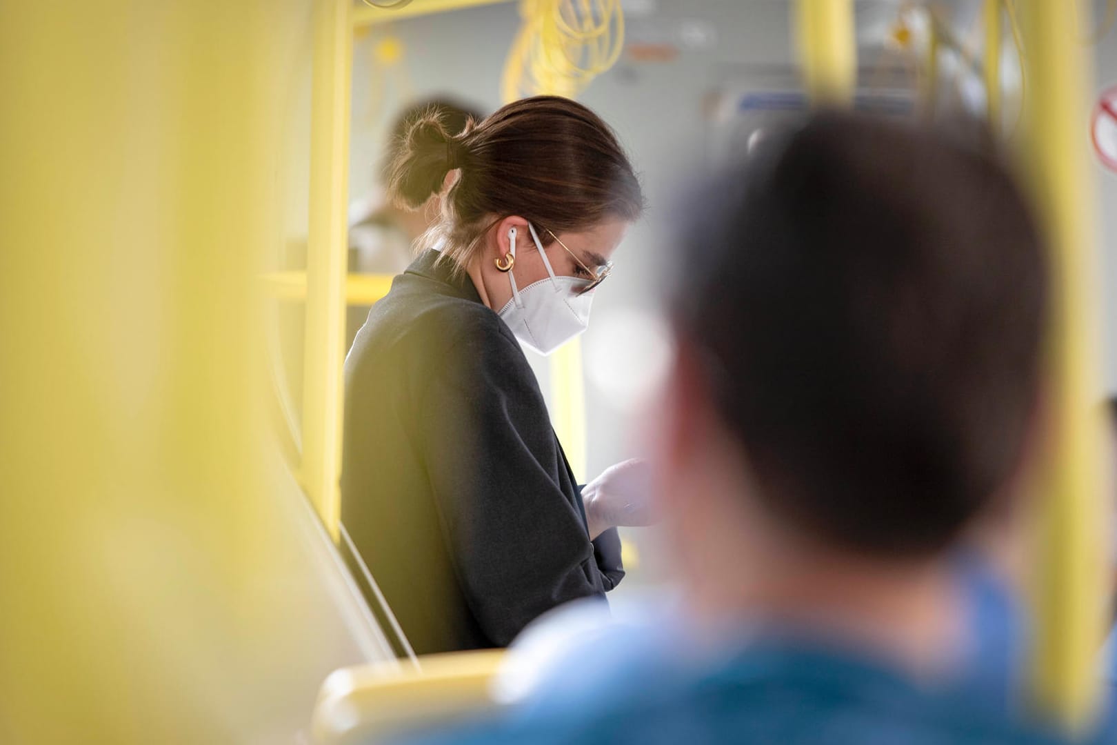 In vielen öffentlichen Verkehrsmitteln sind Masken noch Pflicht (Symbolbild). Der Inzidenzwert in Deutschland liegt noch immer über 80.