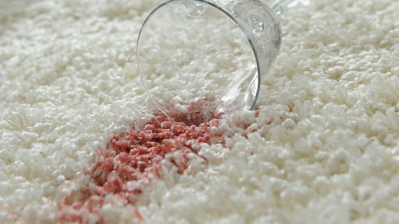 Salz kann eine Hilfe bei Rotwein-Flecken auf einem Teppich sein.