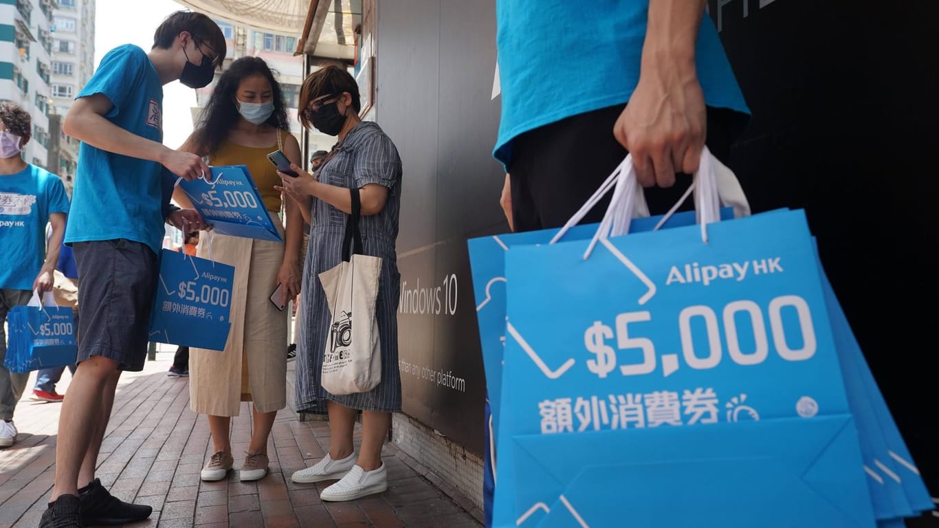 Kunden werden in Hongkong für Alipay angeworben (Archivbild). Die chinesische Regierung will den Bezahldienst aufteilen.