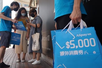 Kunden werden in Hongkong für Alipay angeworben (Archivbild). Die chinesische Regierung will den Bezahldienst aufteilen.