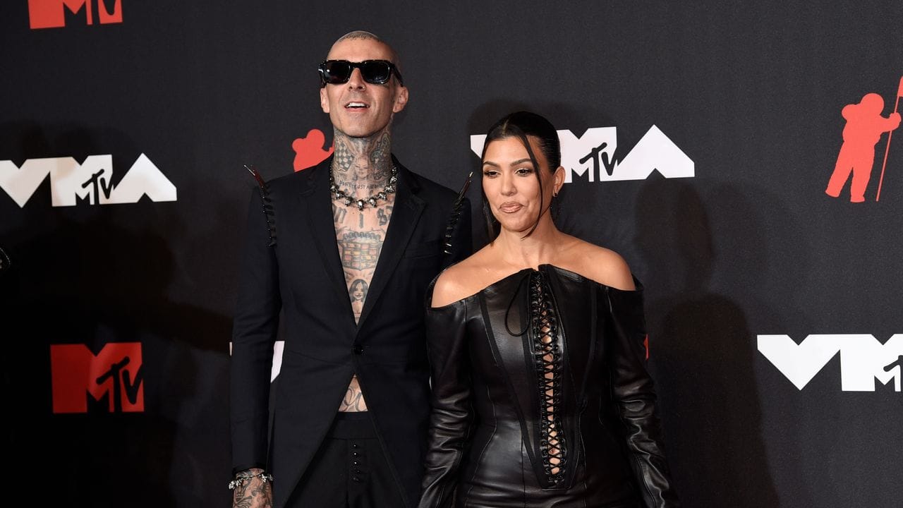 Travis Barker (l) und Kourtney Kardashian bei den MTV Video Music Awards im New Yorker Barclays Center. Travis Barker (l) und Kourtney Kardashian bei den MTV Video Music Awards im New Yorker Barclays Center.