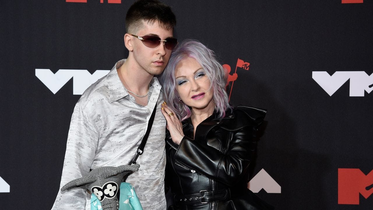 Declyn Thornton Lauper (l) und Cyndi Lauper bei den MTV Video Music Awards im New Yorker Barclays Center. Declyn Thornton Lauper (l) und Cyndi Lauper bei den MTV Video Music Awards im New Yorker Barclays Center.