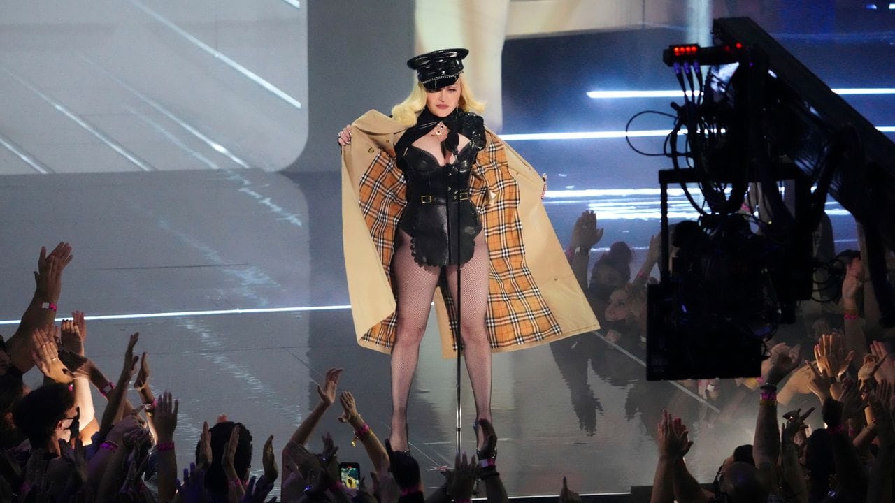 Madonna erscheint bei den MTV Video Music Awards im Barclays Center. Madonna erscheint bei den MTV Video Music Awards im Barclays Center.