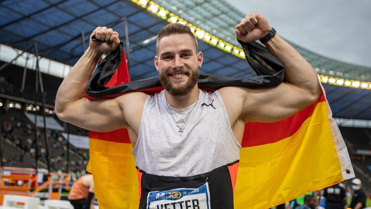 Johannes Vetter läuft nach seinem Sieg mit einer Deutschlandfahne durch das Stadion.