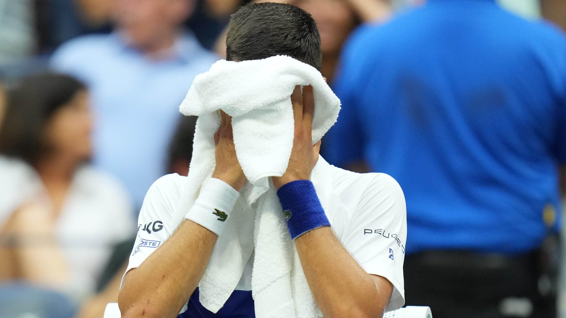 Novak Djokovic vergräbt sein Gesicht in seinem Handtuch: Der Serbe war während der Partie emotional berührt.