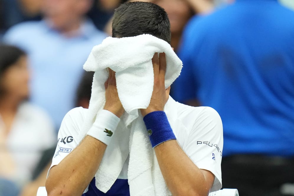 Novak Djokovic vergräbt sein Gesicht in seinem Handtuch: Der Serbe war während der Partie emotional berührt.