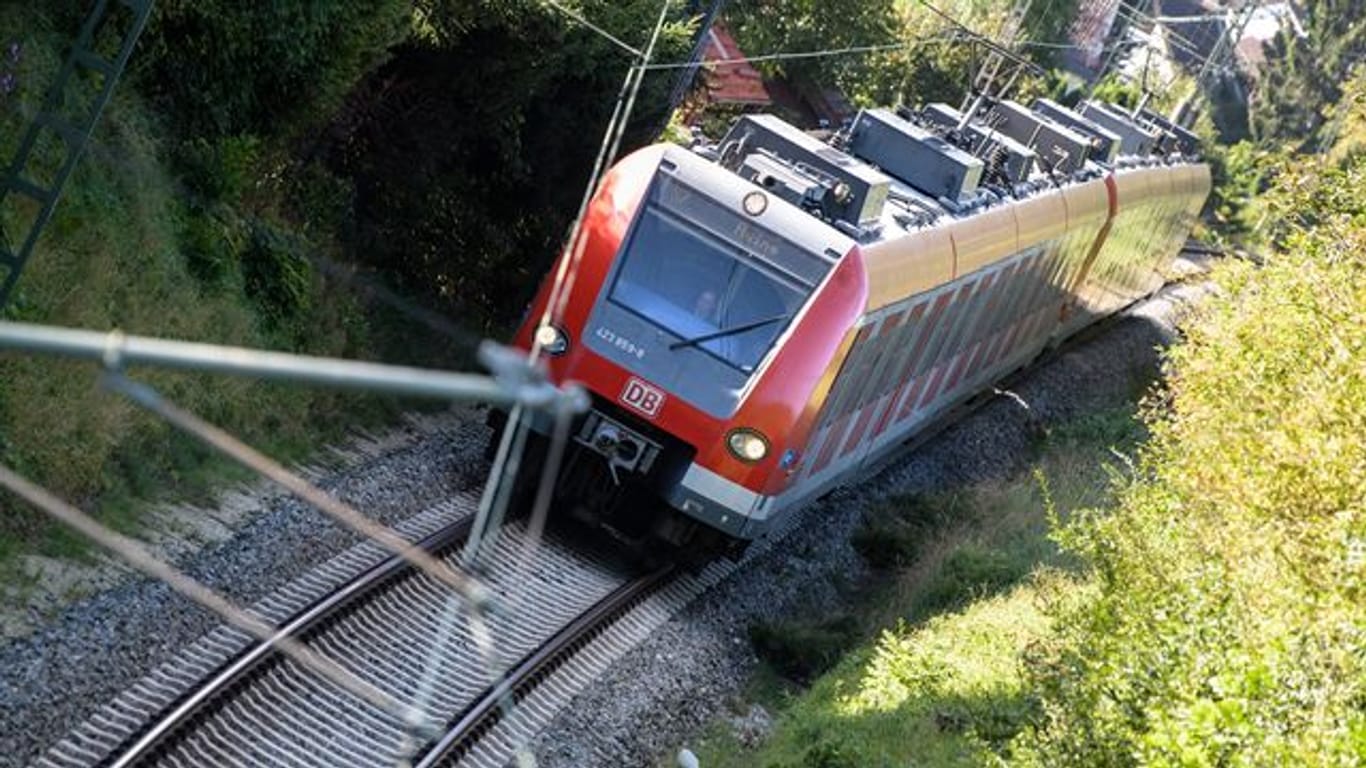 Eine S-Bahn fährt über die Gleise (Symbolbild): Der erste Teil der Arbeiten auf der Stammstrecke in Stuttgart ist abgeschlossen.