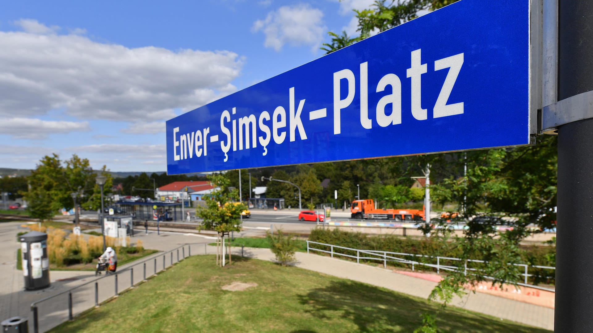 "Enver-Simsek-Platz" in Jena (Archivbild): Nachdem dort bereits seit einem Jahr ein Platz nach dem ersten NSU-Opfer benannt ist, soll nun auch ein Platz in Nürnberg nach dem getöteten Blumenhändler benannt werden. "Enver-Simsek-Platz" in Jena (Archivbild): Nachdem dort bereits seit einem Jahr ein Platz nach dem ersten NSU-Opfer benannt ist, soll nun auch ein Platz in Nürnberg nach dem getöteten Blumenhändler benannt werden.