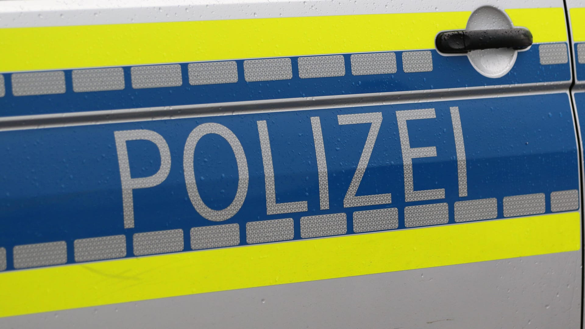 Schriftzug an einem Polizeifahrzeug: Der mutmaßliche Täter ließ sich widerstandslos festnehmen (Symbolbild).