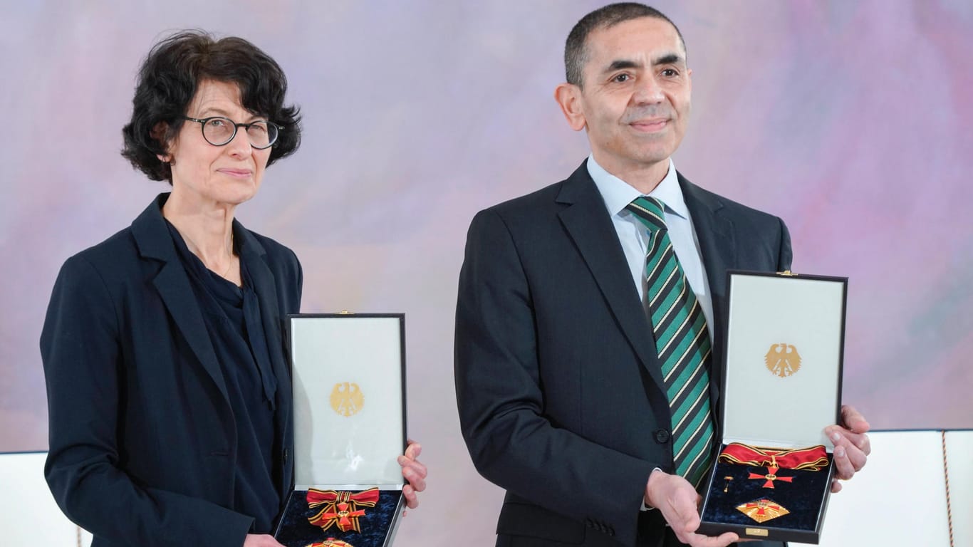 Biontech-Gründer mit Bundesverdienstkreuz (Archivfoto): Im März erhielten Uğur Şahin und Özlem Türeci bereits das Bundesverdienstkreuz in Berlin.
