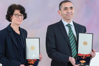 Biontech-Gründer mit Bundesverdienstkreuz (Archivfoto): Im März erhielten Uğur Şahin und Özlem Türeci bereits das Bundesverdienstkreuz in Berlin.