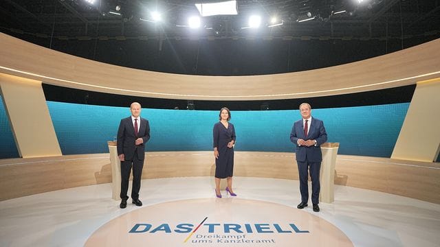 Kanzlerkandidat Olaf Scholz (SPD, l-r), Kanzlerkandidatin Annalena Baerbock (Bündnis90/Die Grünen) und Kanzlerkandidat Armin Laschet (CDU) stehen im Fernsehstudio.